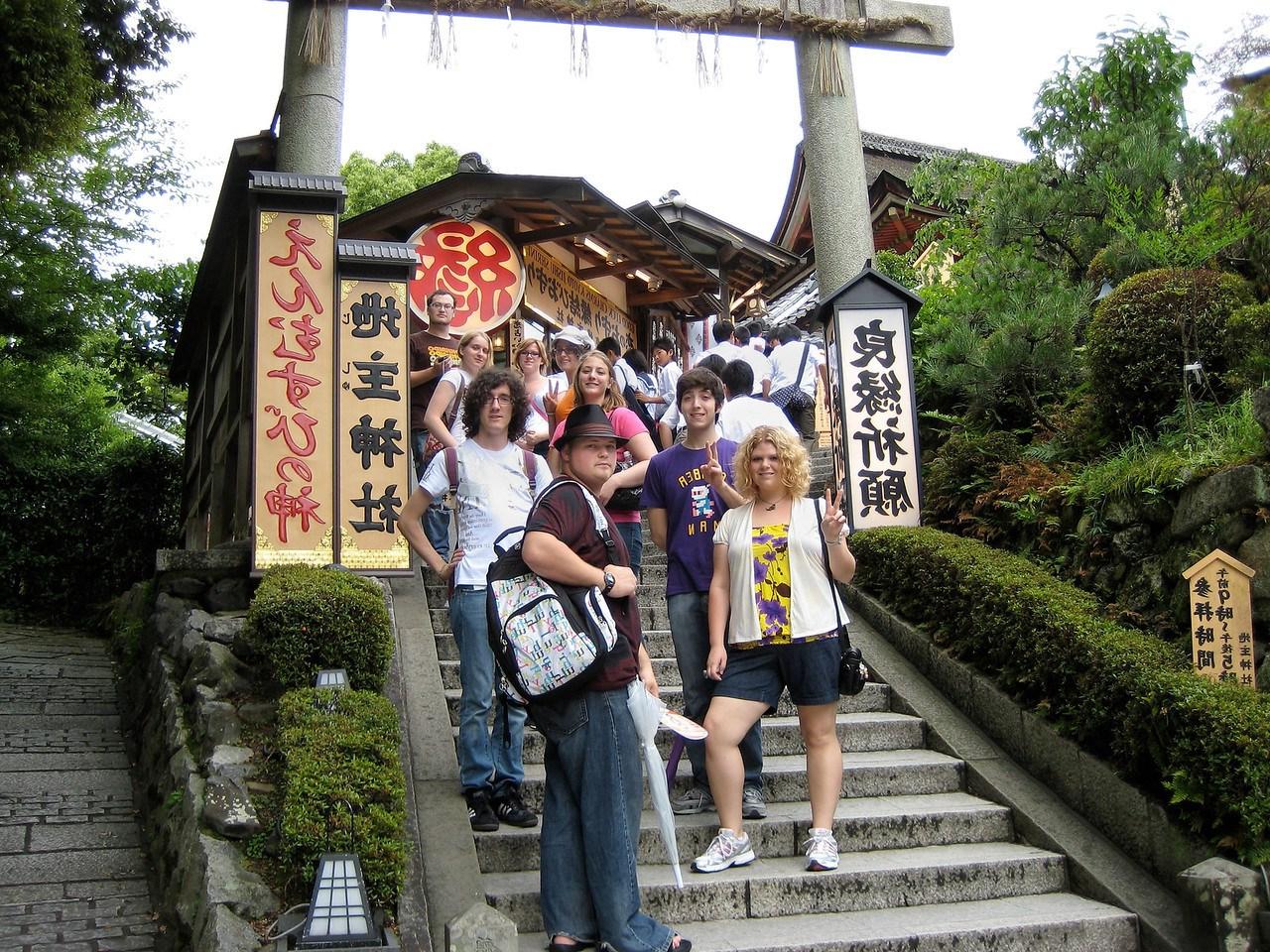 留学旅行是BGSU日语辅修课程不可分割的一部分. 学生们学习日语、文化和宗教.