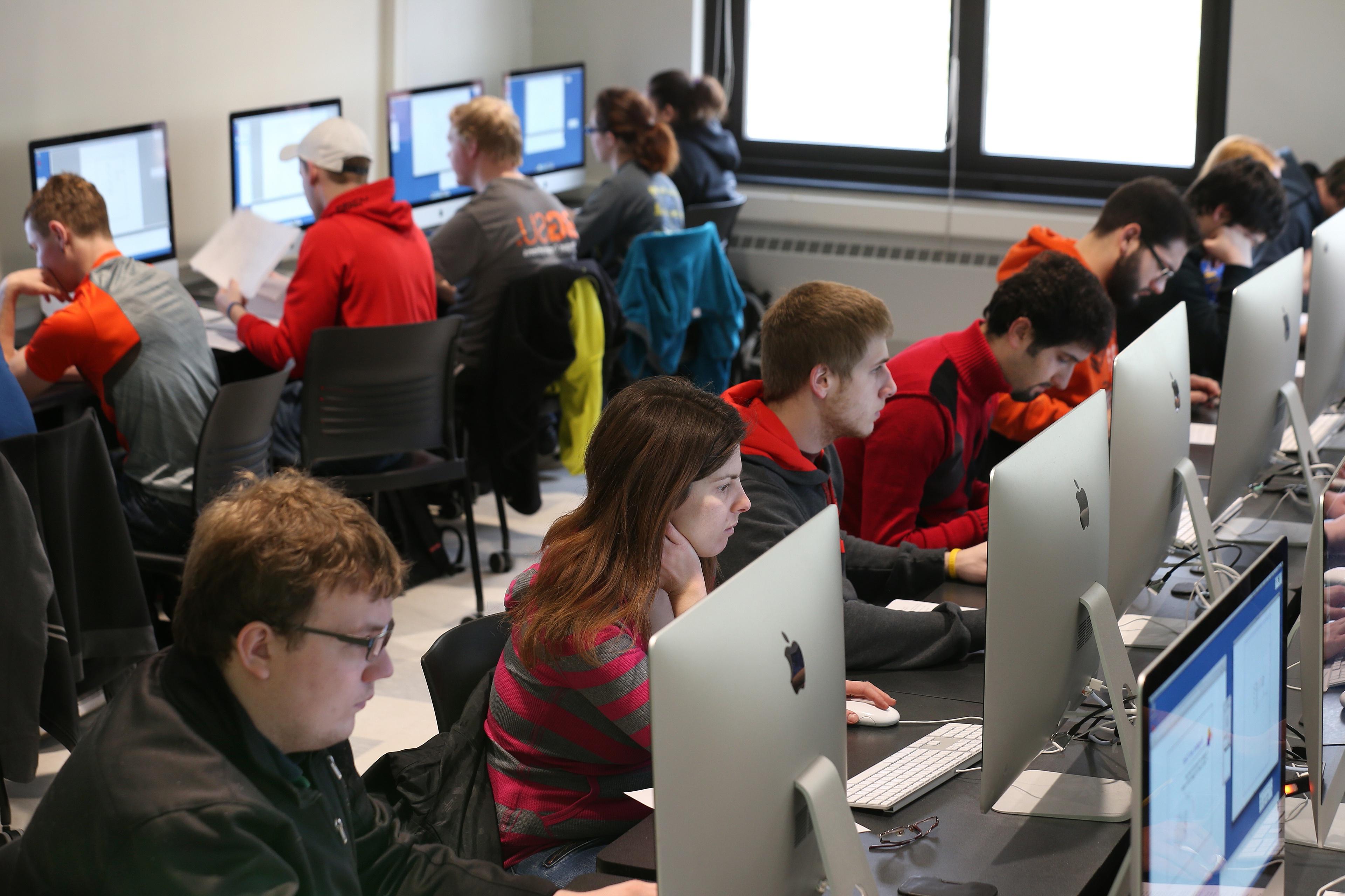 软件工程专业的学生在计算机实验室工作